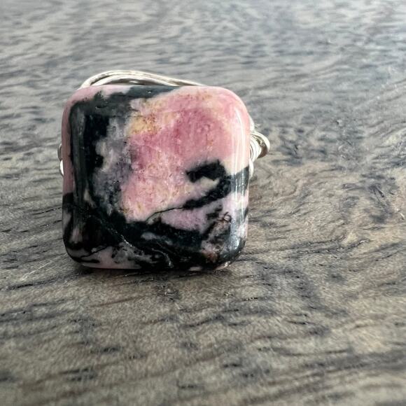 Handmade funky pink and black stone rhodonite and wire ring - size 6 - Picture 8 of 8